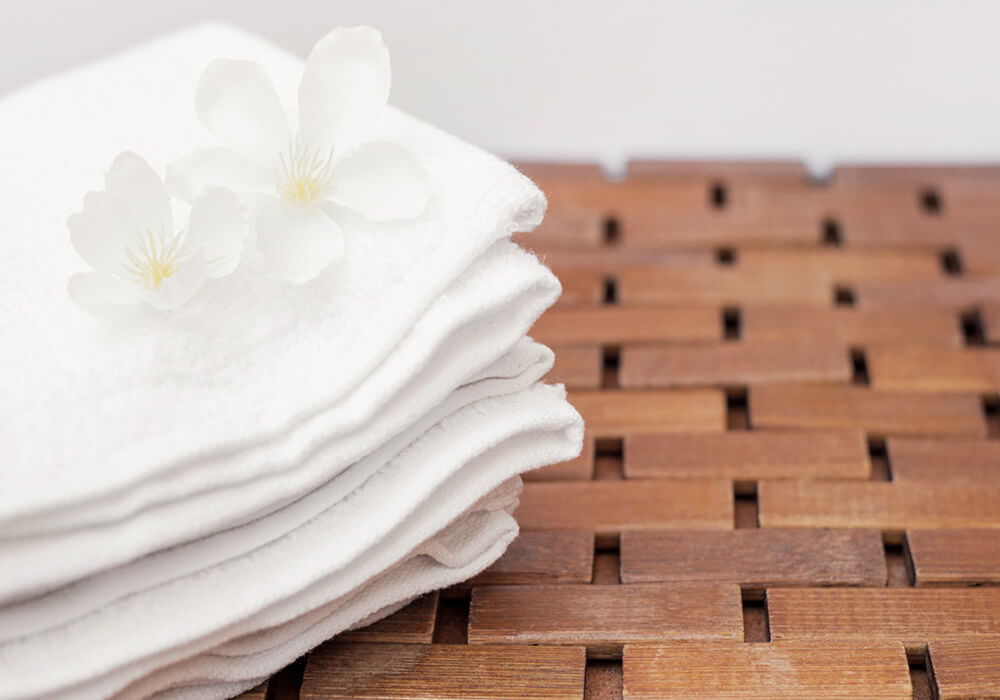 Sử dụng khăn bông để lợi dụng tính chất hút ẩm của khăn bông trong việc loại bỏ mùi hôi