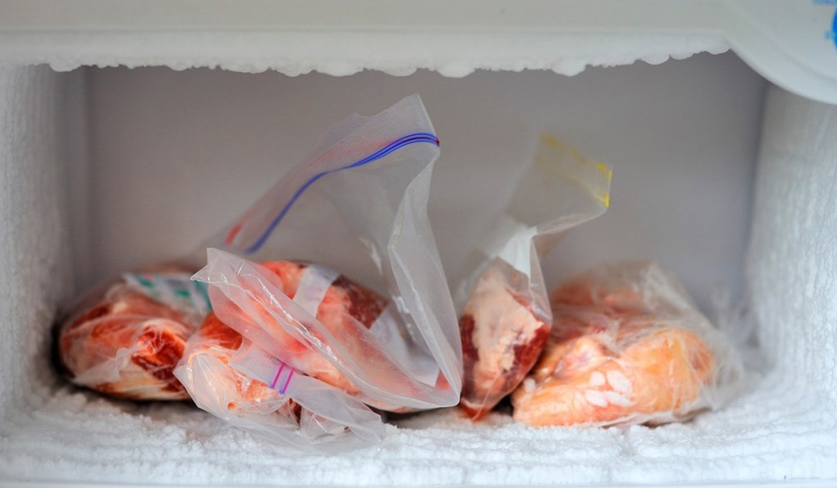Nên đóng gói thịt cá vào các túi nhựa hoặc hộp đựng có nắp để bảo quản trong tủ lạnh tốt hơn
